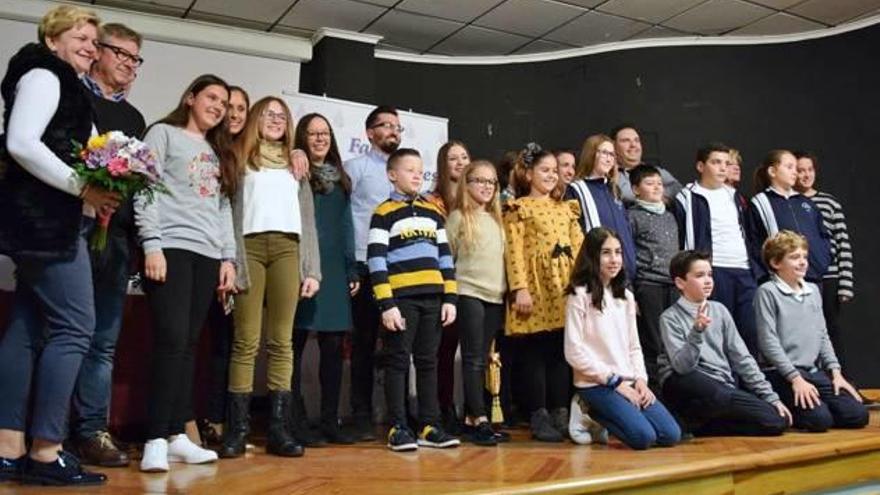 Los galardonados con los organizadores y autoridades.