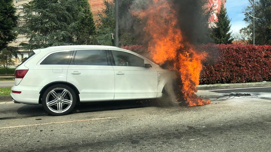 Espectacular incendio de un coche a la entrada de Oviedo