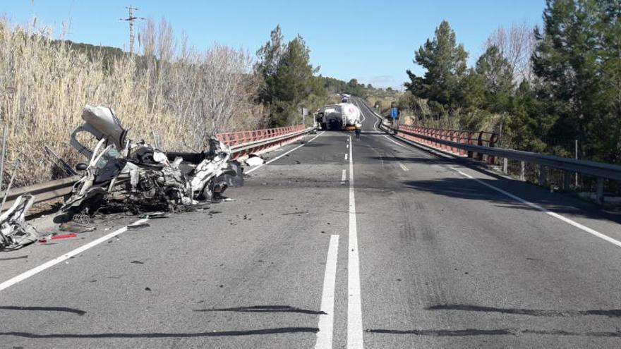 Estat en què ha quedat el vehicle després del xoc frontal contra un camió a la carretera C-15