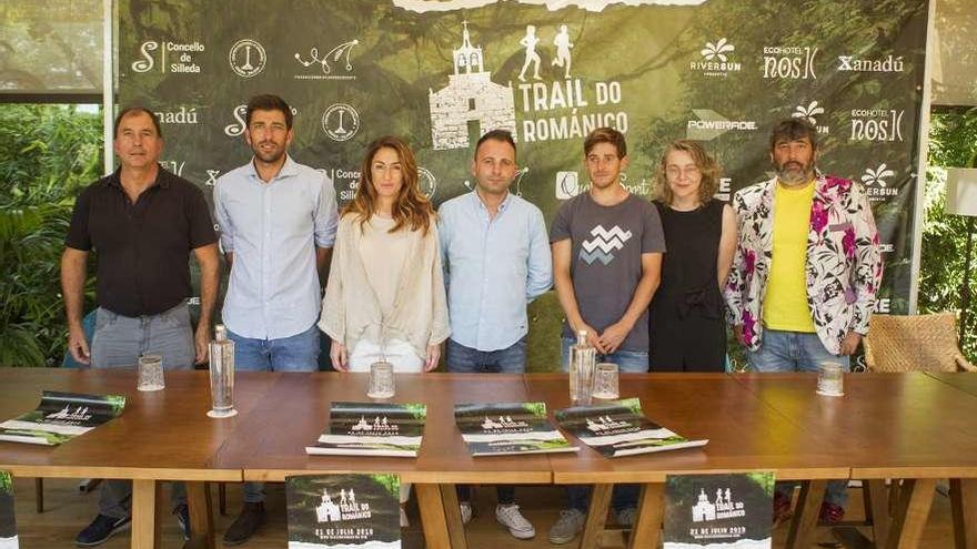 Cargos políticos y miembros de la organización del trail, durante la presentación del evento.  // Bernabé/A.A.