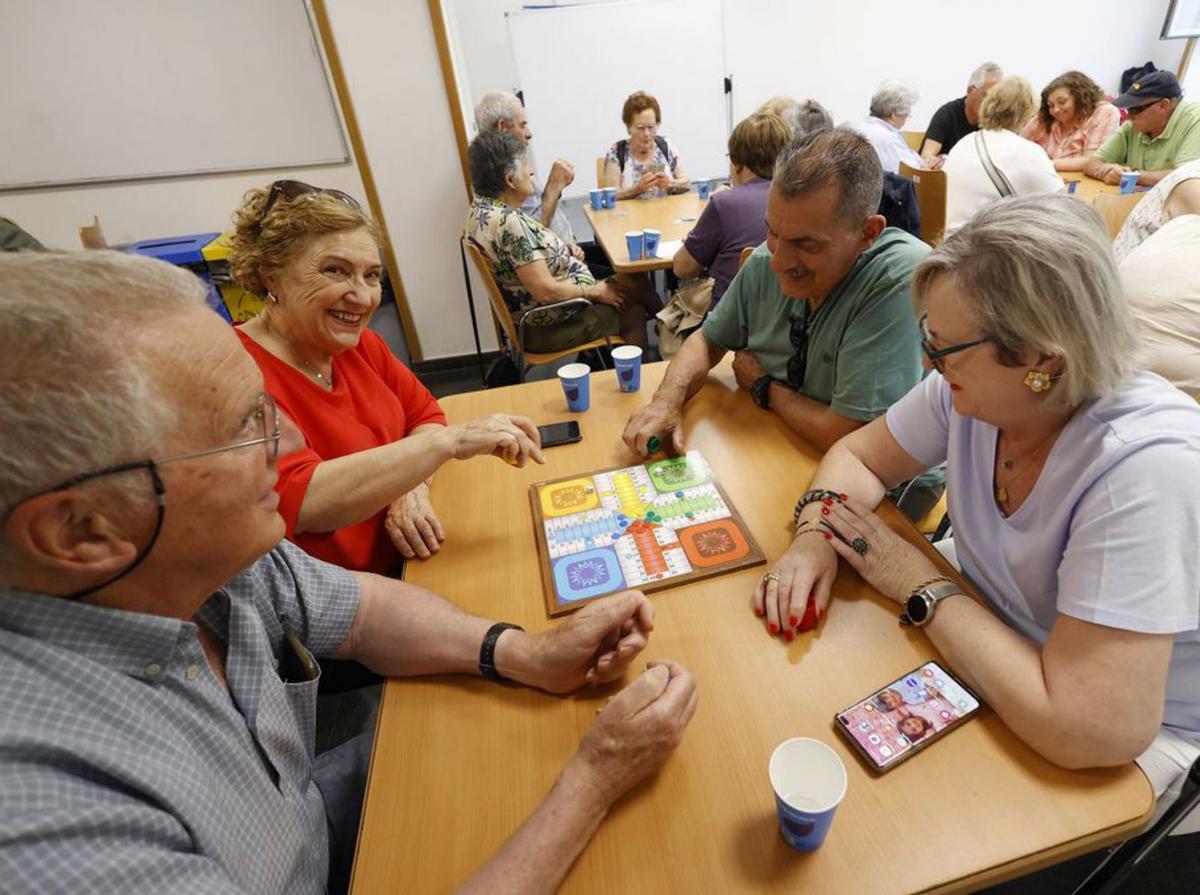 Mayores juegan al parchís. | Gustavo Santos