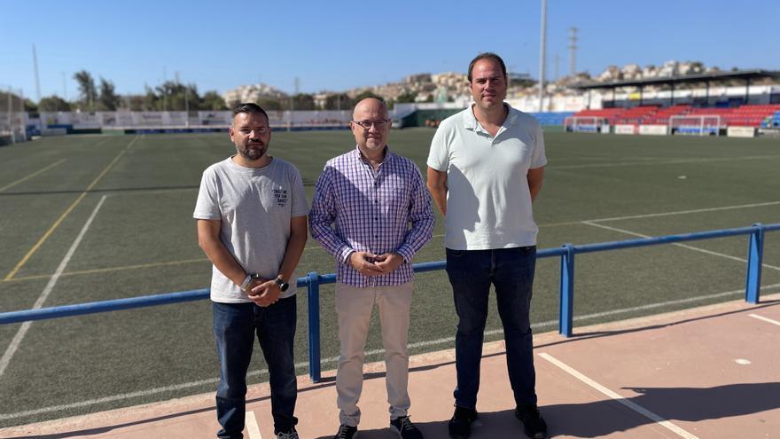 El primer teniente de alcalde del municipio malagueño de Vélez-Málaga y teniente de Alcalde de Torre del Mar, Jesús Pérez Atencia; el concejal de Deportes, Hipólito Gómez; y José Carlos Herrera, arquitecto del Estudio Técnico Domingo Corpas