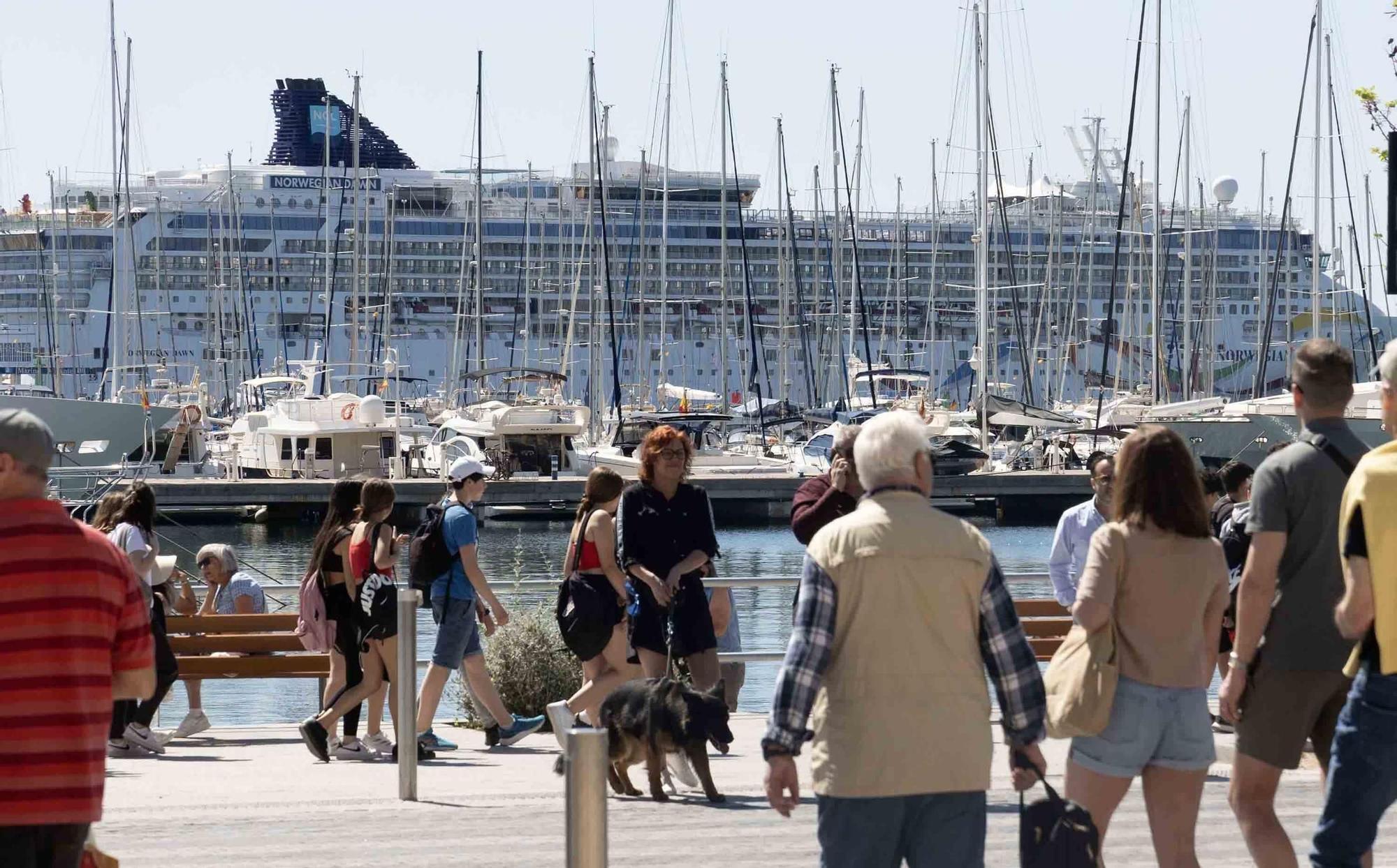 El Circo del Sol, los preparativos de la Santa Faz y los cruceristas abarrotan y llenan de color las calles de Alicante