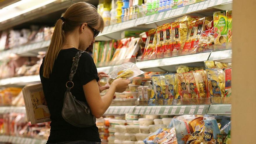 Mujer comprando en un supermercado.