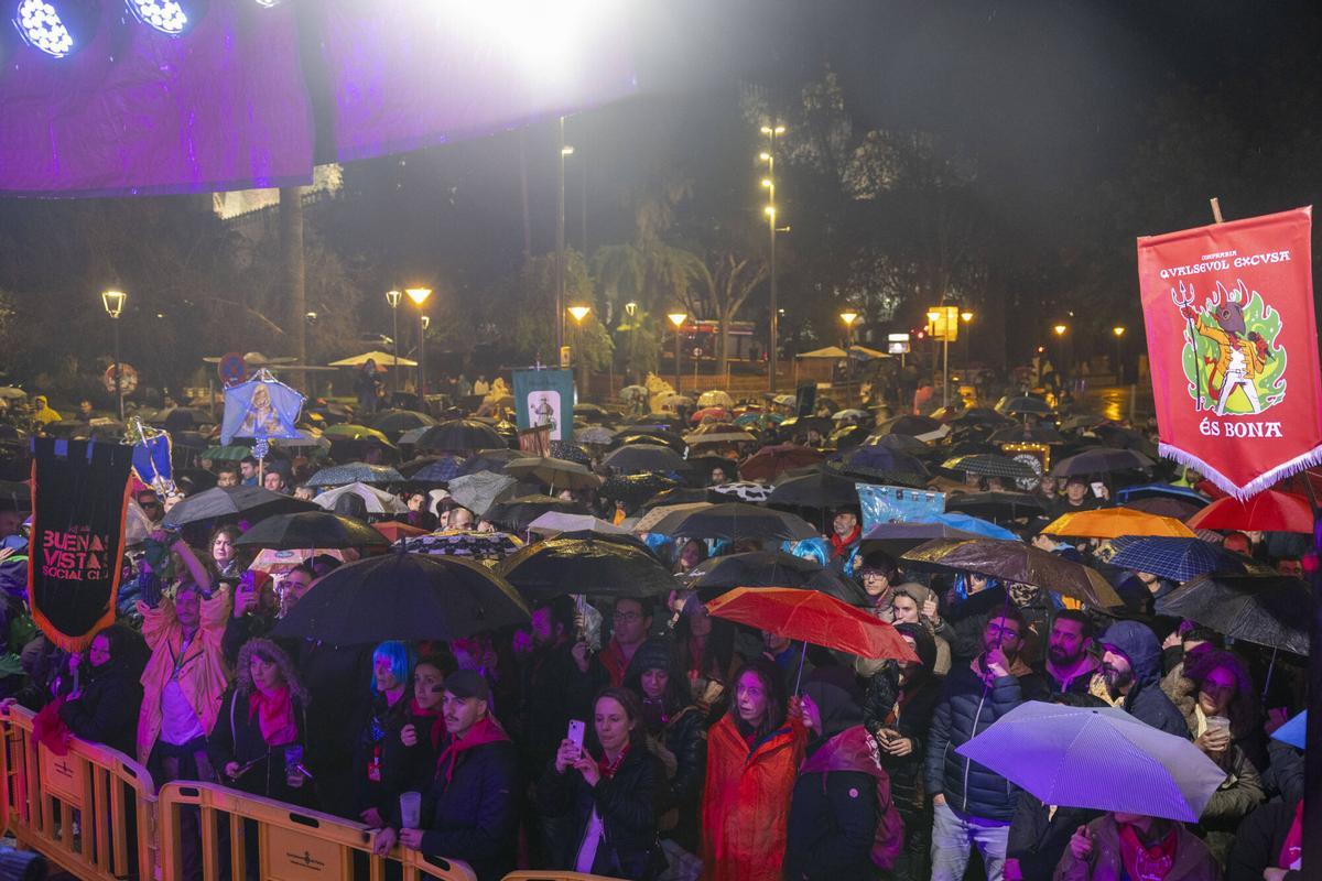 FOTOS | Las cofradías rinden un emotivo minuto de silencio por las víctimas del accidente de Córdoba: "Hemos decidido continuar con las fiestas para celebrar la vida"