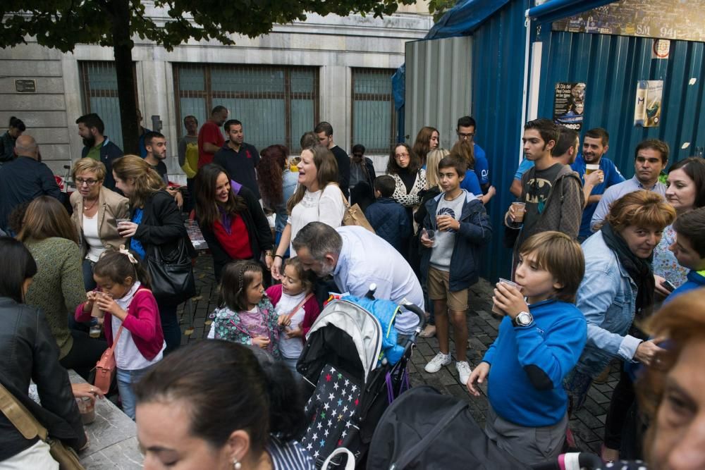 Jugadores del Real Oviedo visitan el chiringuito de la APARO en San Mateo