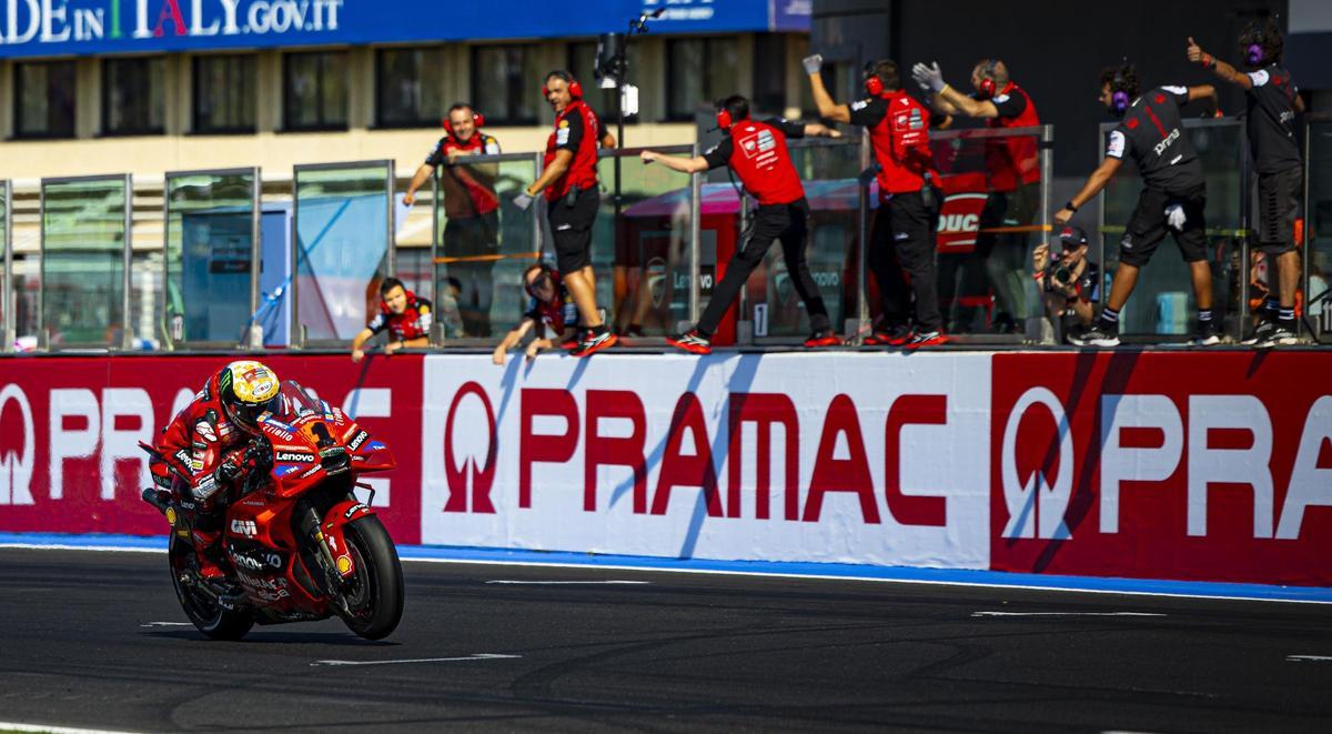 El equipo Ducati recibe a 'Pecco' Bagnaia, hoy, como vencedor de la prueba al 'sprint'.