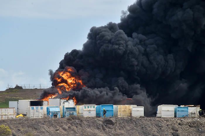 Incendio en la trasera de la antigua fábrica de ...