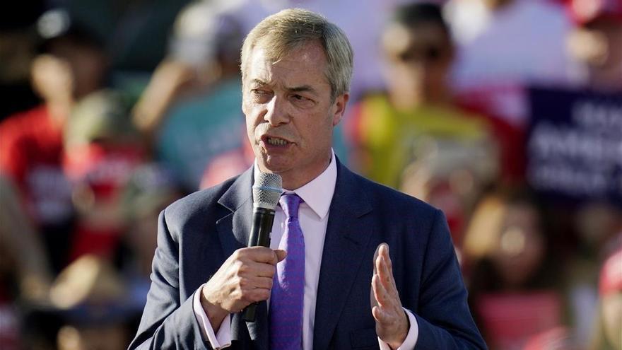 Farage intenta sacar provecho del malestar por las restricciones del covid-19