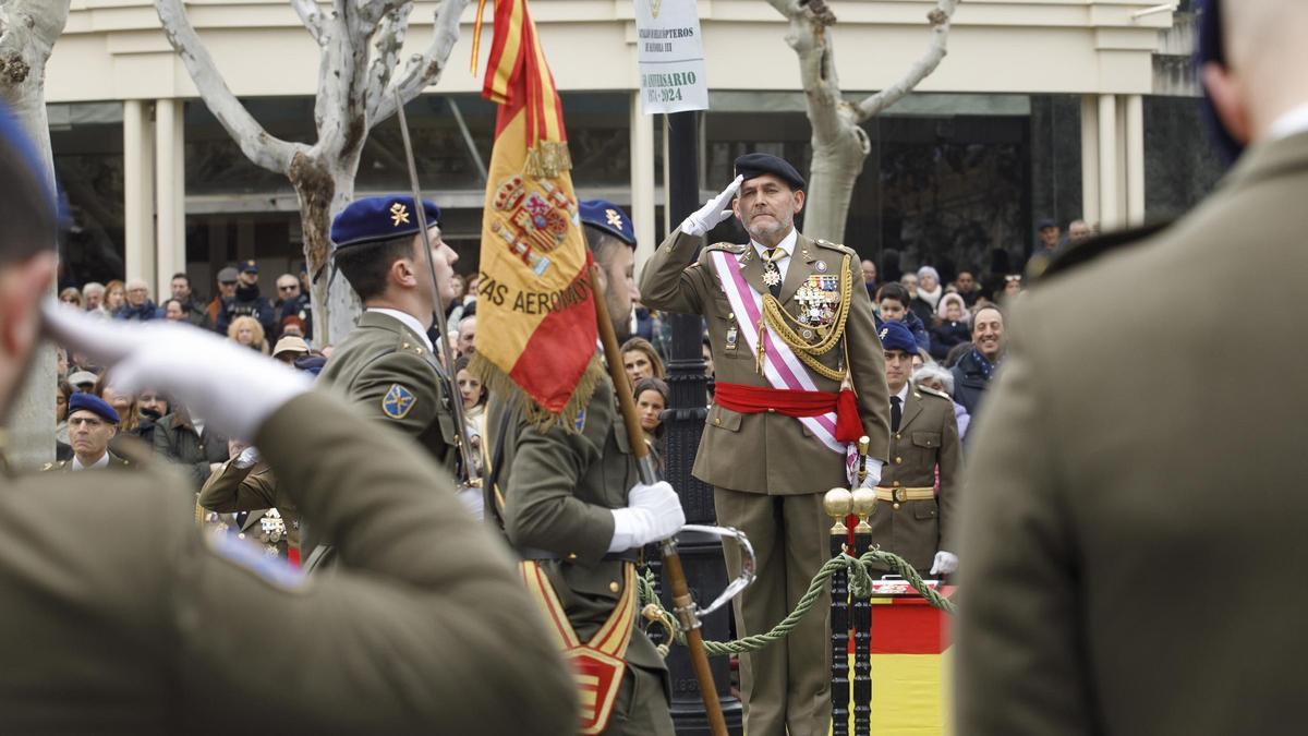 Soldados durante el desfile conmemorativo del 50 aniversario del batallón de helicópteros de maniobra, Bhelma III, en el Paseo del Espolón de Logroño.