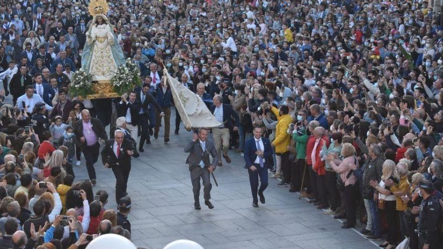 Miles de personas observan cómo los porteadores de la Virgen de la Aurora corren al encuentro del Cristo Resucitado en la plaza de España de Villanueva de la Serena.