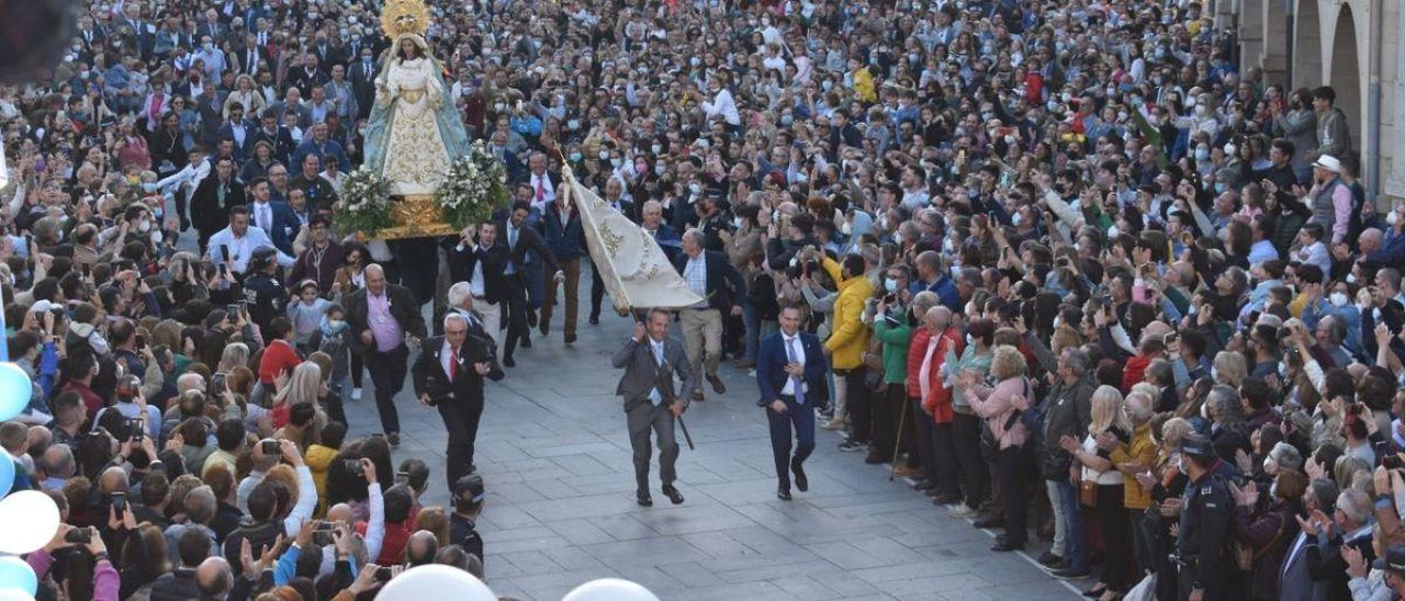 Miles de personas observan cómo los porteadores de la Virgen de la Aurora corren al encuentro del Cristo Resucitado en la plaza de España de Villanueva de la Serena.