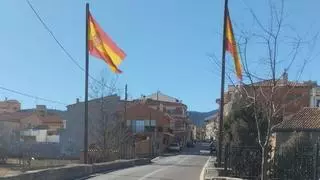 Un pueblo de Castellón instala dos grandes banderas de España en su entrada: "Hay que recuperar lo nuestro"