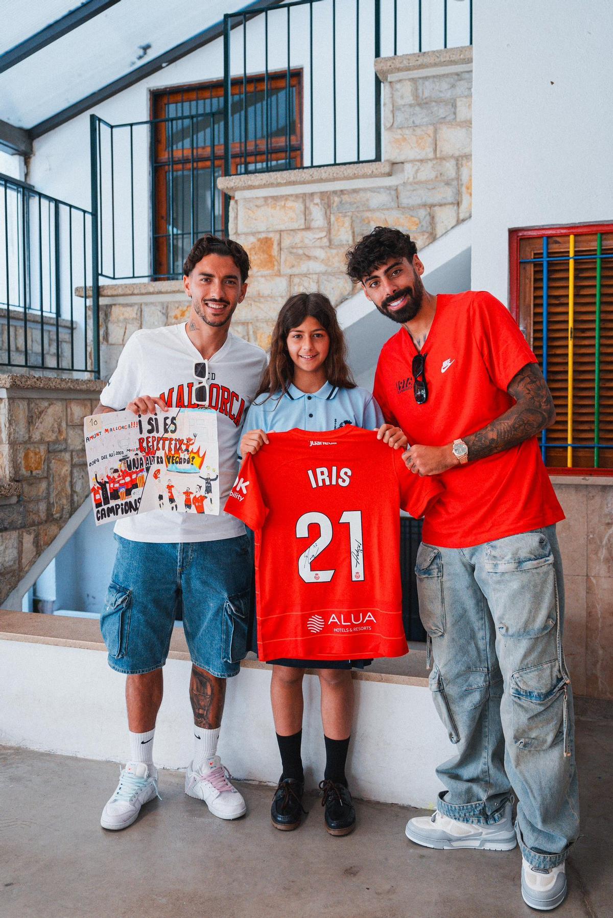 Antonio y Samú Costa posan con Iris, que recibió una camiseta con el número de Raíllo.