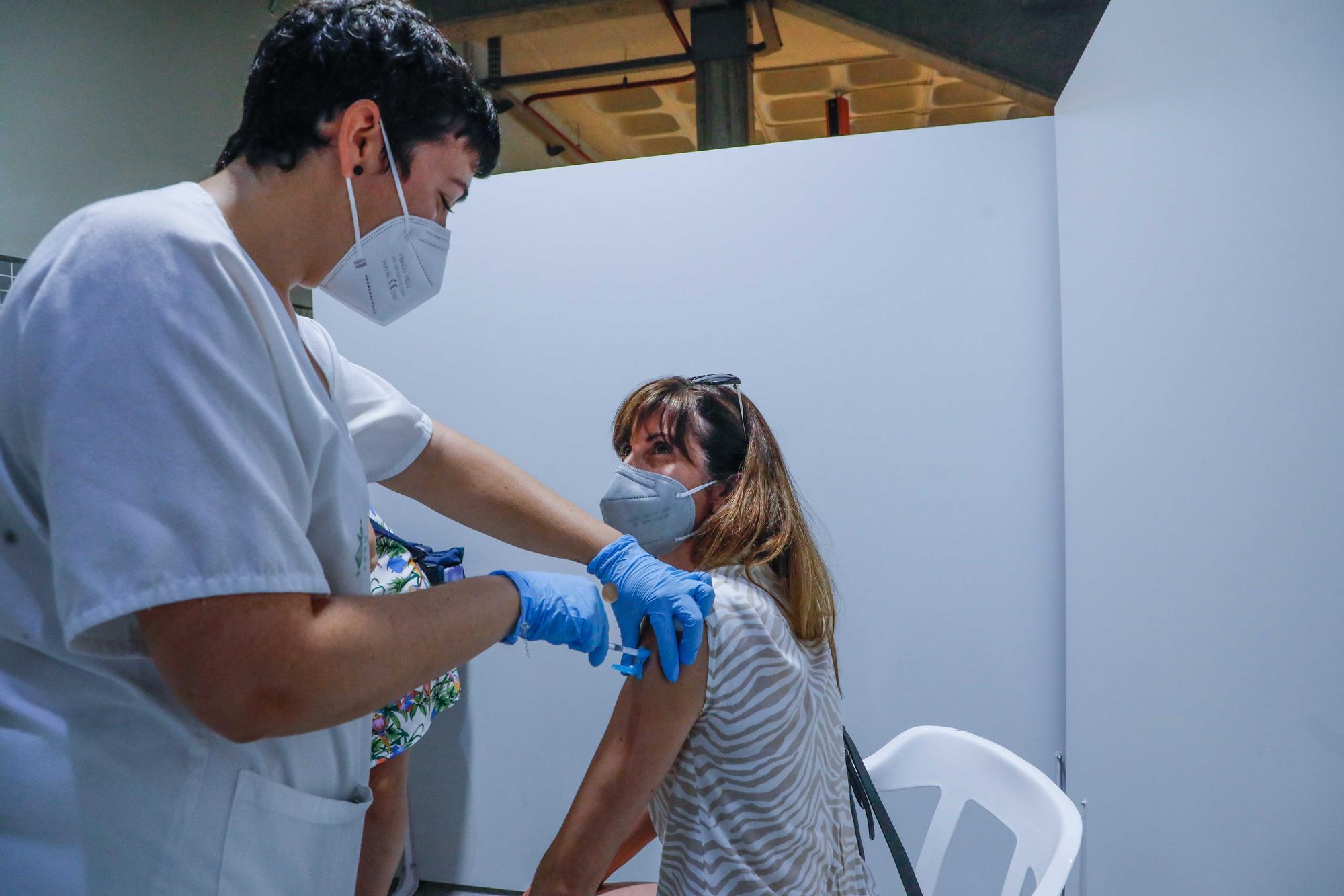 Vacunación de treintañeros en el pabellón municipal de El Vedat, en Torrent