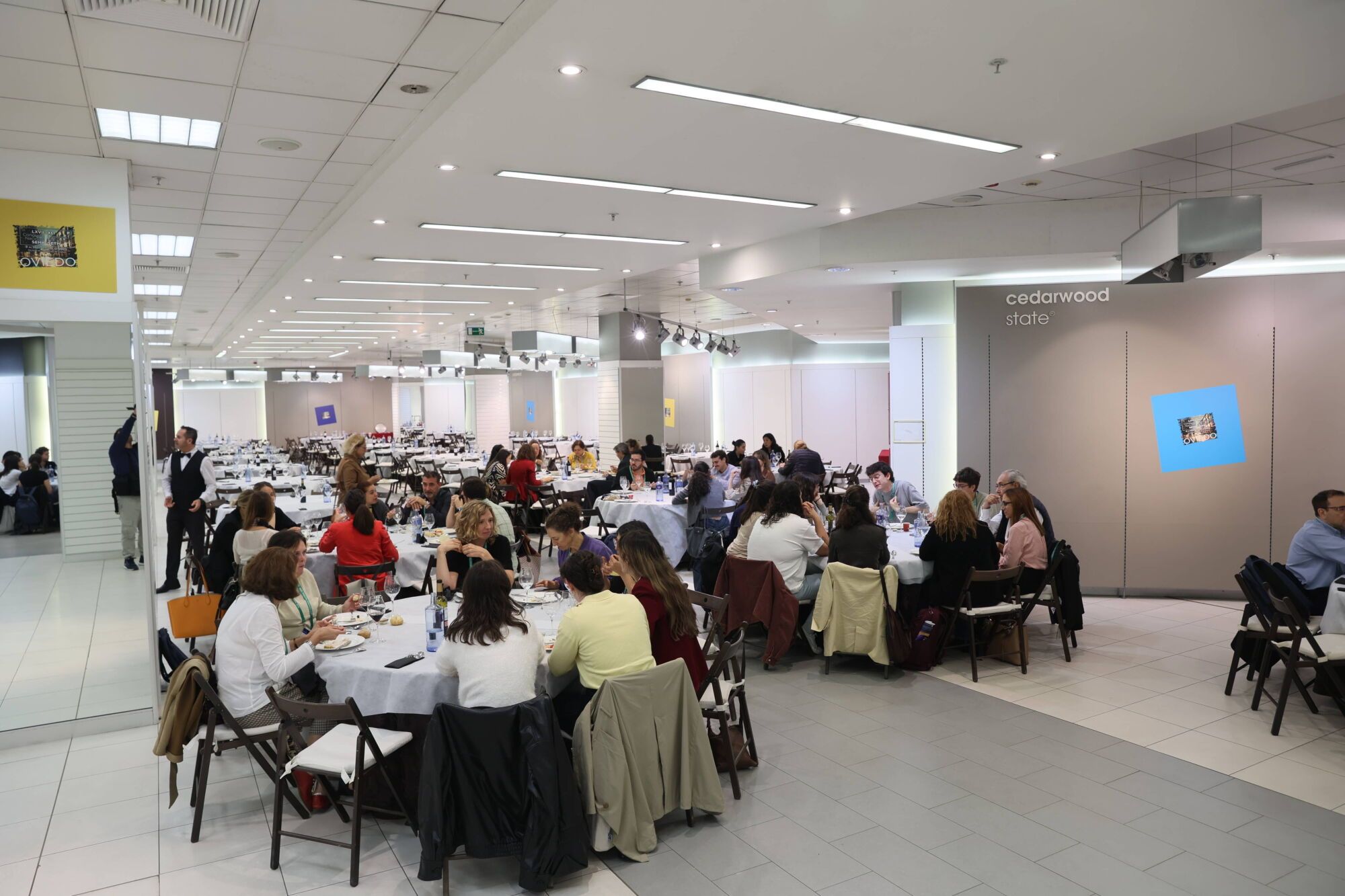 El centro comercial del Calatrava vuelve a abrir sus puertas (por unos días) para dar de comer a más de ochocientos congresistas en Oviedo