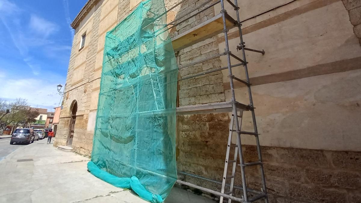 Andamio instalado en la portada sur del templo en el que será adecuada una rampa