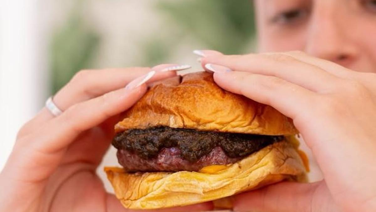 Esta es la hamburguesería de Málaga que tiene ganadería propia y se puede degustar por menos de 20 euros.