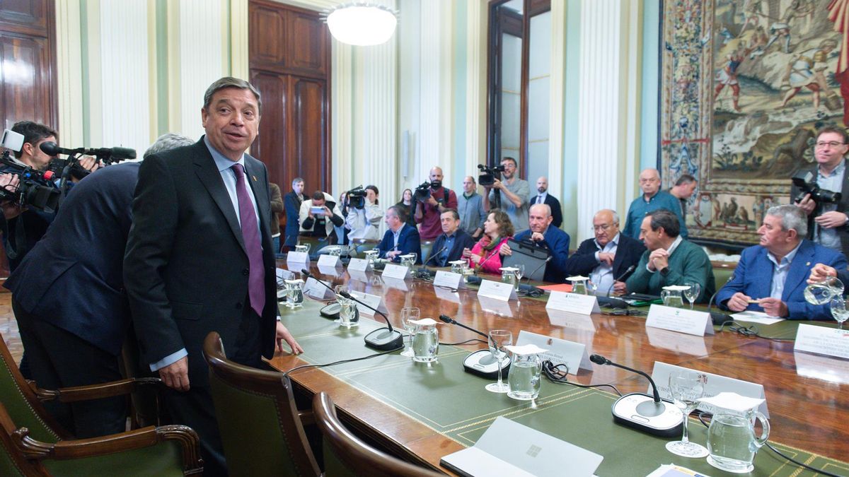 El ministro de Agricultura, Pesca y Alimentación, Luis Planas, se reúne con las organizaciones profesionales agrarias Asaja, Coordinadora de Organizaciones de Agricultores y Ganaderos (COAG) y Unión de Pequeños Agricultores y Ganaderos (UPA) -.