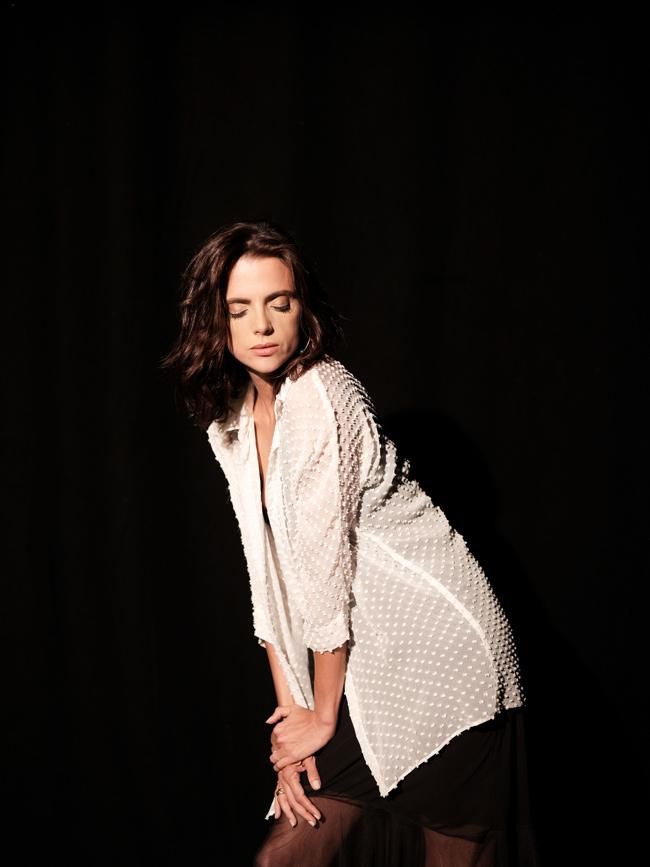 Macarena Gómez, de blanco y negro