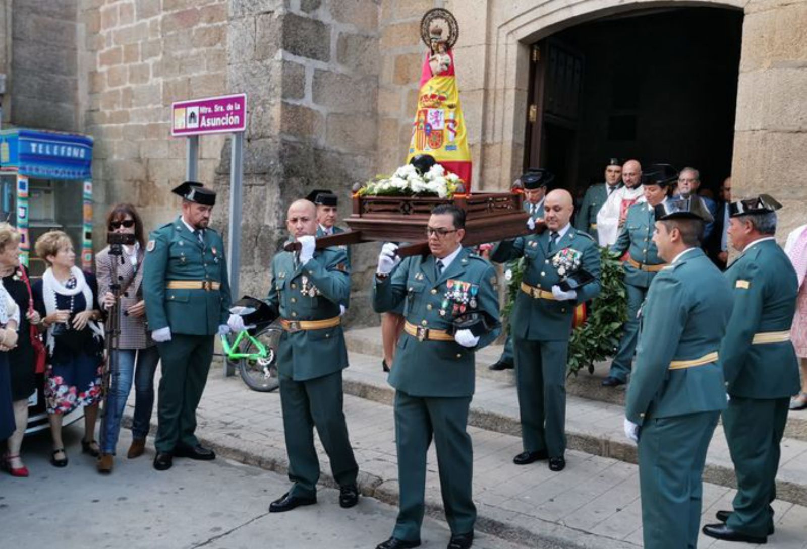 Procesión de la Virgen del Pilar en Fermoselle y foto de familia en la Plaza Mayor. | Francisco Varas/Marina González