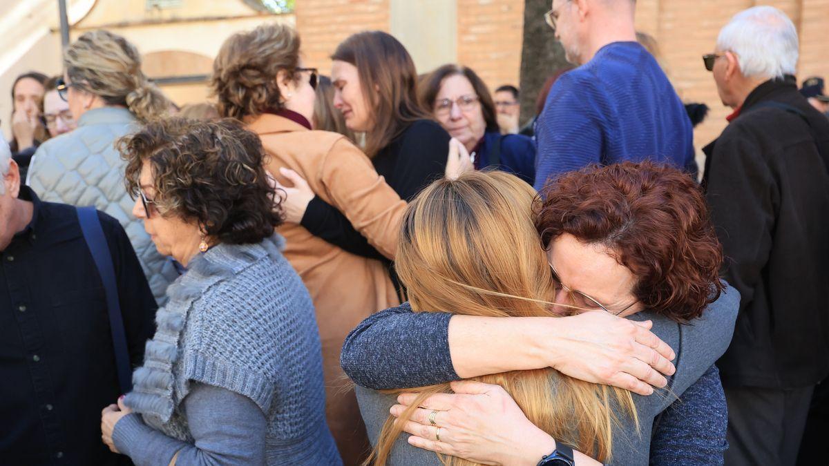 Conocidas y compañeras de la asesinada, este martes en el acto de homenaje en Benicàssim.