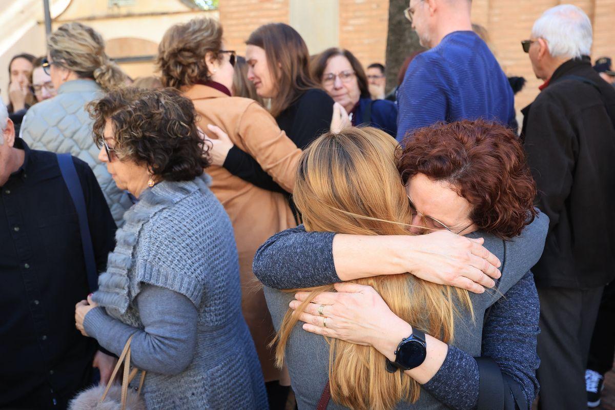 Conocidas y compañeras de la asesinada, este martes en el acto de homenaje en Benicàssim.