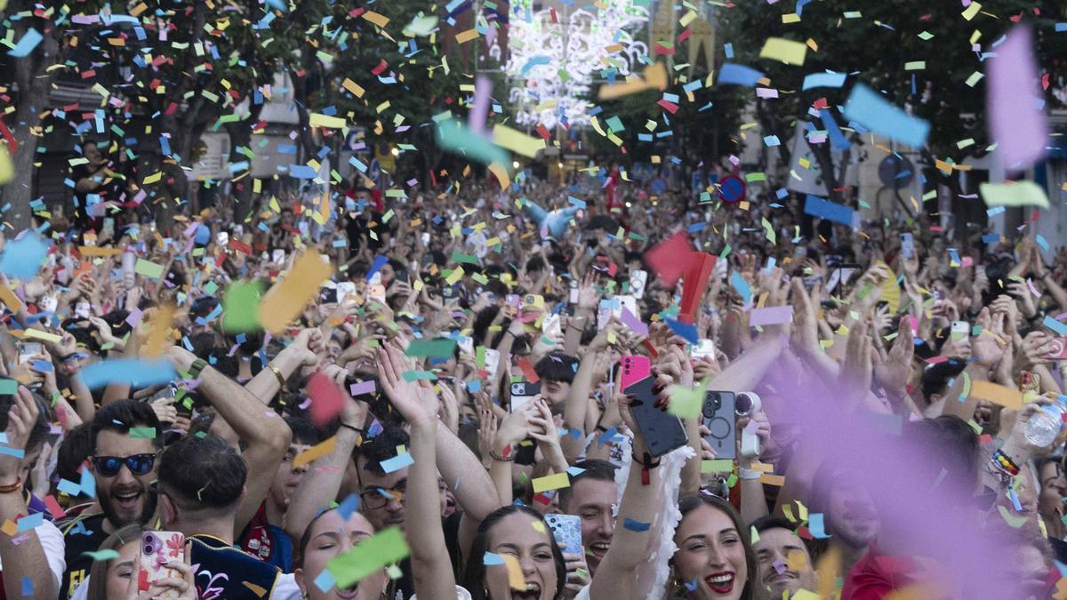 La fiesta estalla en Elda con el pasodoble "Idella"