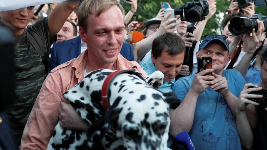 Iván Golunov abraza a su perro tras quedar libre.