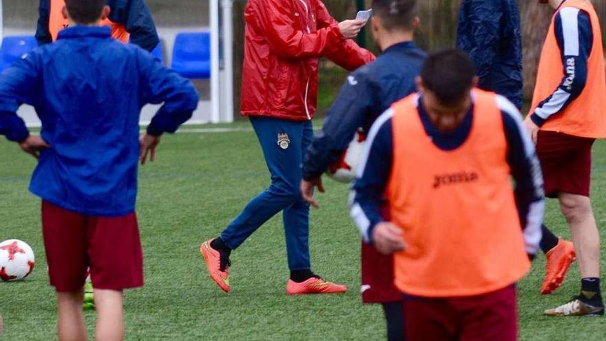 Luismi, dando instrucciones durante un entrenamiento en A Xunqueira. // Rafa Vázquez