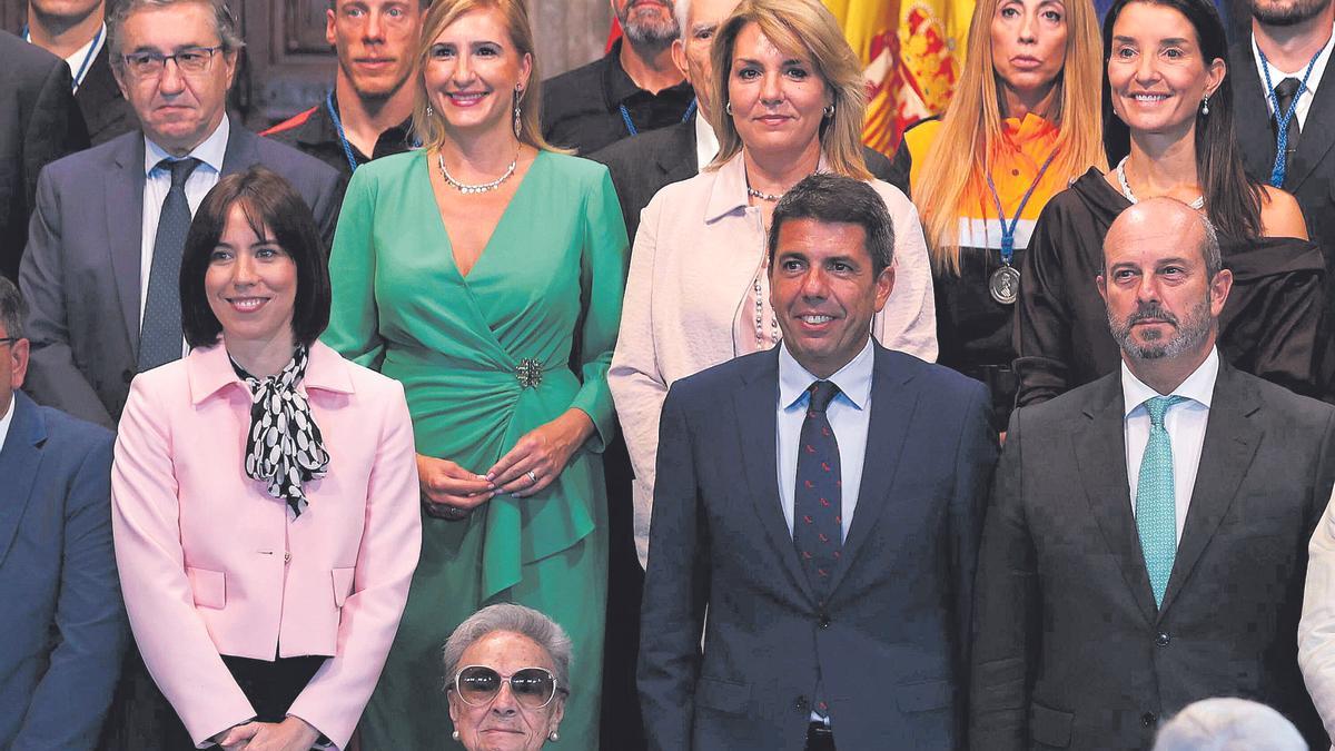 El presidente Mazón y la ministra Morant, entre otros, junto a los premiados por el Nou d’Octubre.