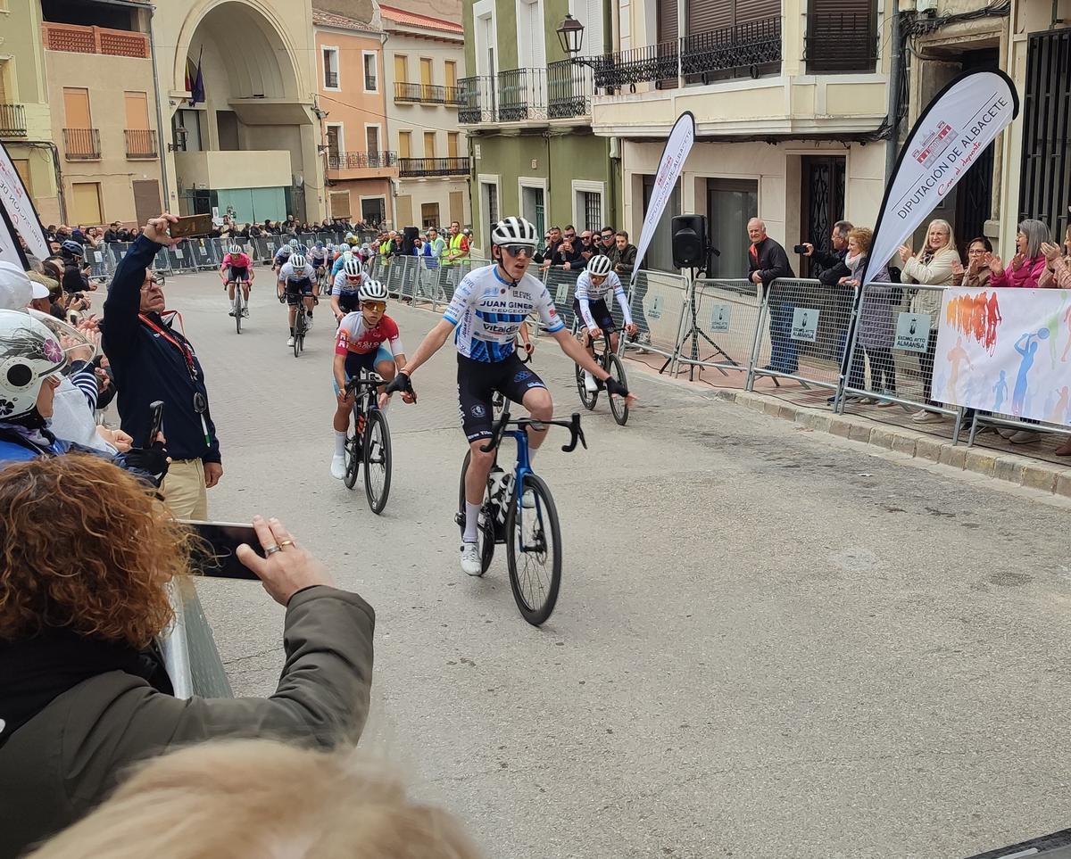 Un ciclista cruzando la meta en una de las carreras del pasado fin de semana.