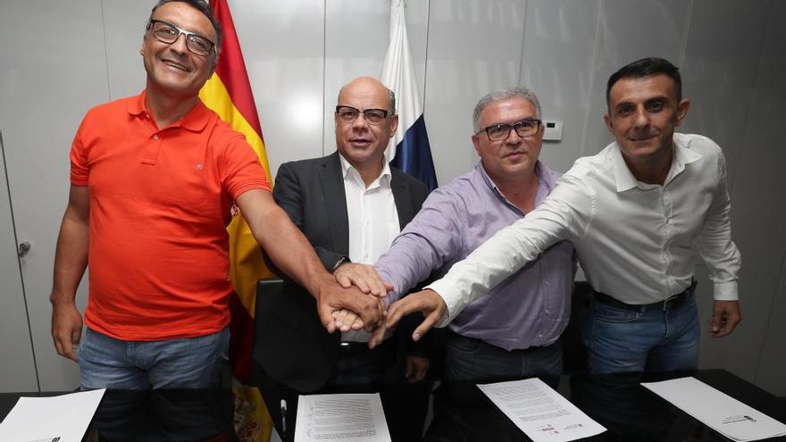 El consejero José Miguel Barragán -segundo por la izquierda- junto a los representantes de CSIF, CCOO y UGT, tras firmar el acuerdo.