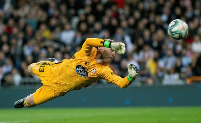 El guardameta del Celta, Rubén Blanco, durante el encuentro correspondiente a la jornada 24 de primera división que disputa esta noche frente al Real Madrid en el estadio Santiago Bernabéu, en Madrid.