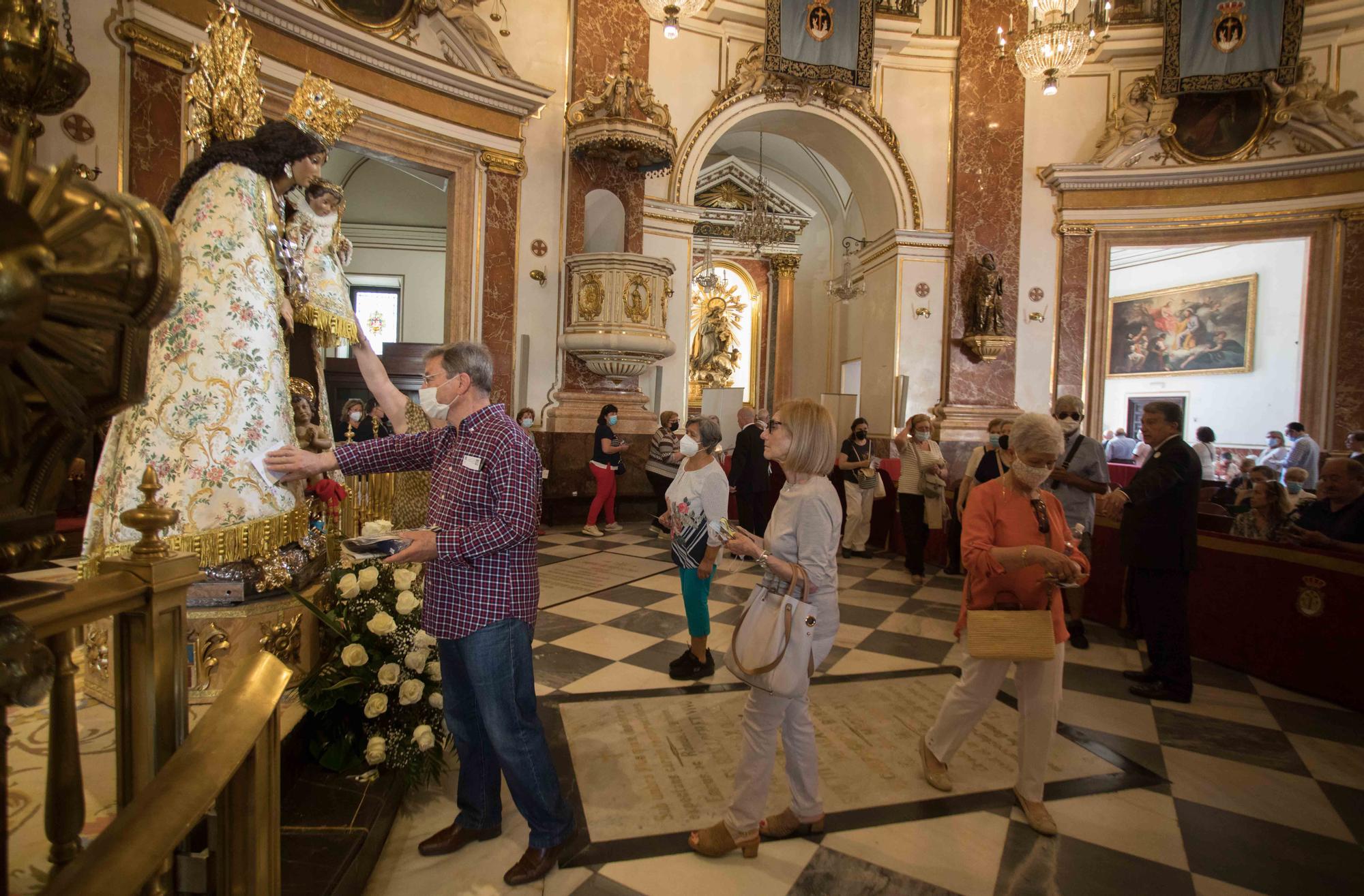 Colas desde primera hora en el Besamanos a la Virgen