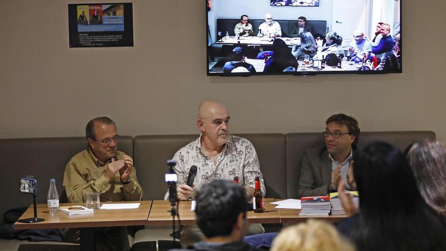 Albert Soler presenta al bar Cuéllar el seu nou llibre, «Puigdemont: El retorn del Vivales»