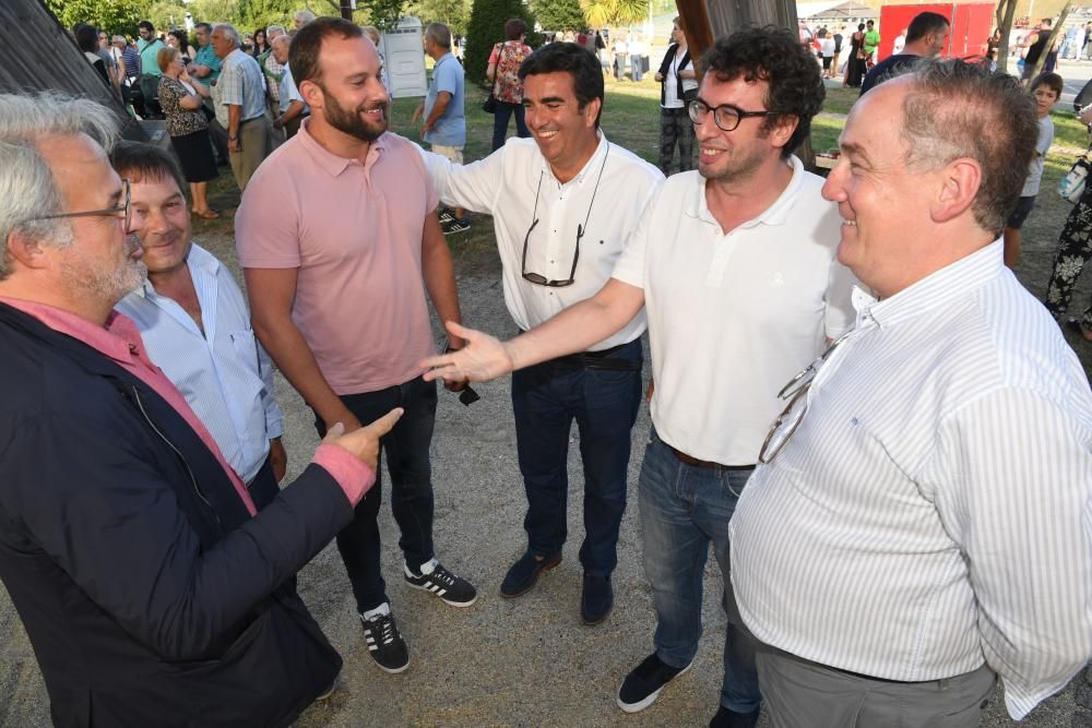 Colas para tomar fresas en las Fiestas de Eirís