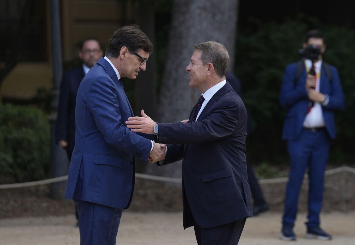El presidente de la Generalitat de Cataluña, Salvor Illa (i), saluda al presidente de Castilla-La Mancha, Emiliano García-Page (d), a su llegada a la XXVIII Conferencia de Presidentes, en Palau de Pedralbes de Barcelona, a 6 de junio de 2025, en Barcelona, Catalunya (España). Durante la conferencia se abordarán los 16 puntos de la agenda, ampliada tras la inclusión de las demandas de las Comunidades Autónomas, que contemplan entre otros asuntos la reforma de la financiación autonómica, el control de fronteras, la política migratoria, el acceso a la vivienda, la situación energética y la reforma del Poder Judicial. Por primera vez, los presidentes autonómicos pueden intervenir en las lenguas cooficiales de sus territorios con traducción simultánea. 06 JUNIO 2025;CONFERENCIA;PRESIDENTES;GOBIERNO David Zorrakino / Europa Press 06/06/2025. EMILIANO GARCIA-PAGE;SALVADOR ILLA;David Zorrakino;