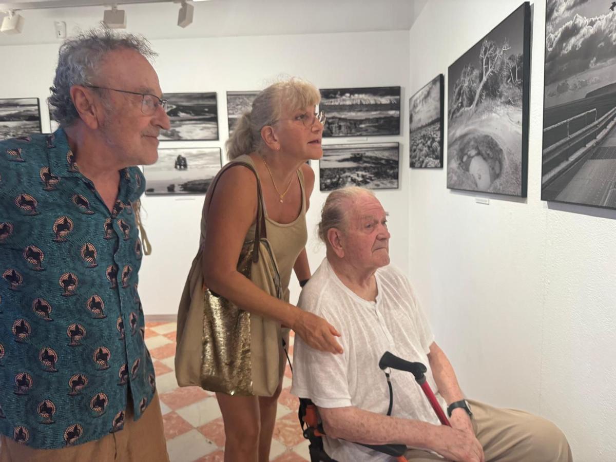 El artista isladés Errón no quiso perderse la exposición. A la izquierda, el fotógrafo Francesc Fàbregas