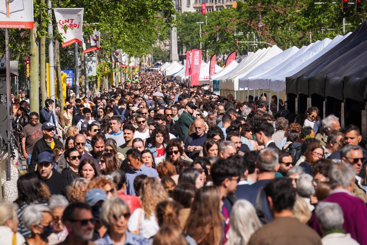 Sant Jordi llena las calles de Barcelona