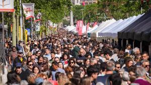 Sant Jordi llena las calles de Barcelona