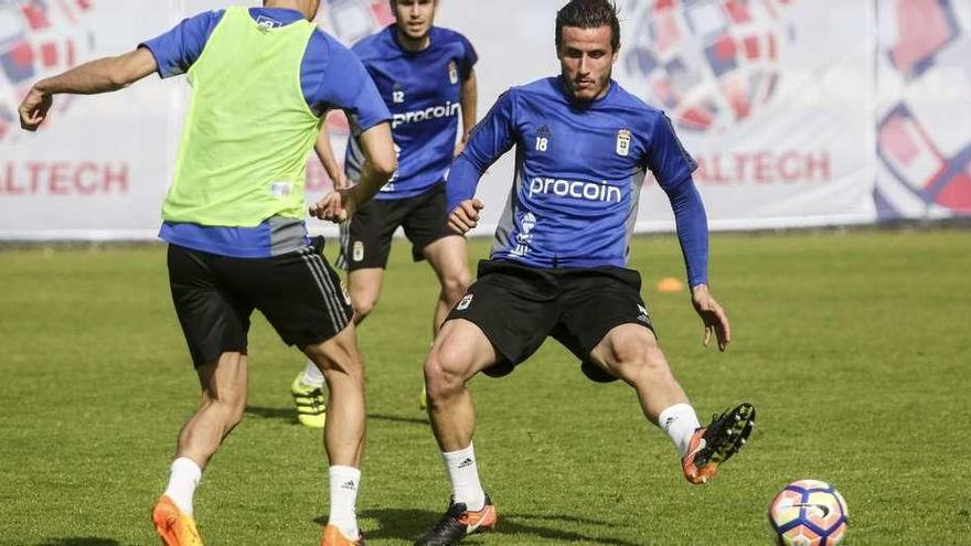 Christian Fernández intenta cortar un pase de Vila en el entrenamiento de ayer.