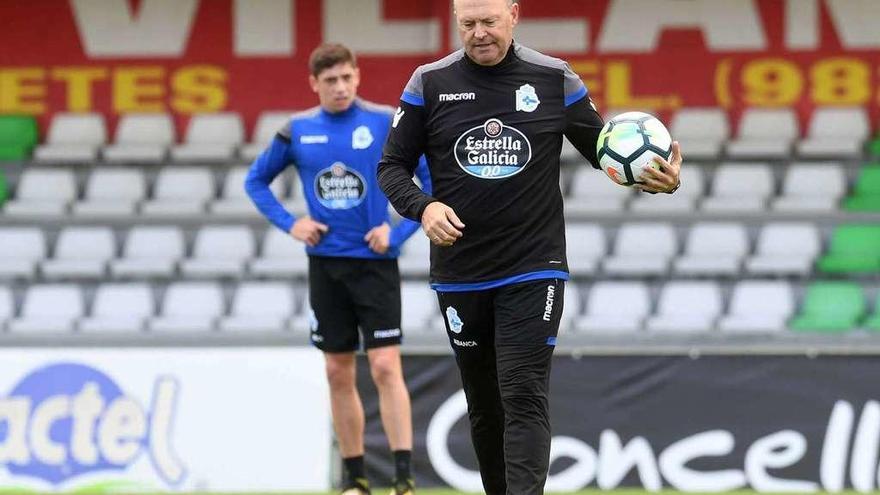 Pepe Mel, entrenador del Deportivo, con un balón en las manos en una jornada de trabajo.