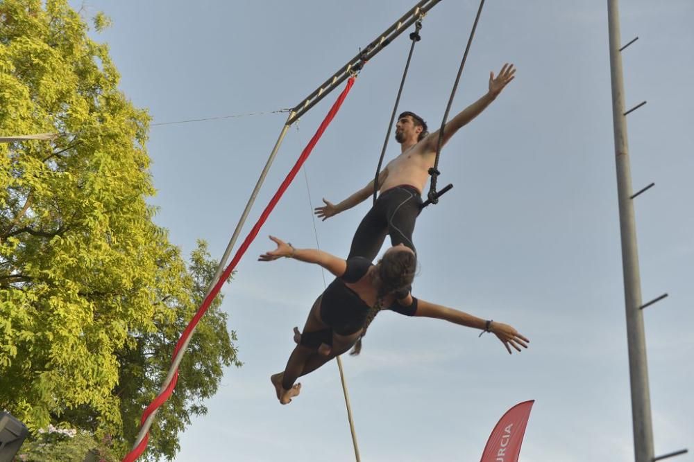 Trapecistas y malabaristas en el Puente Nuevo