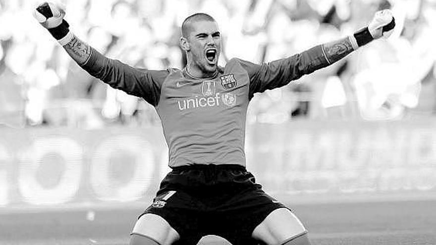 Víctor Valdés celebra de rodillas en el Camp Nou el título conquistado por el Barcelona.