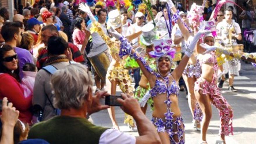 Pasacalles y música en concierto para celebrar el Martes de Carnaval al Sol