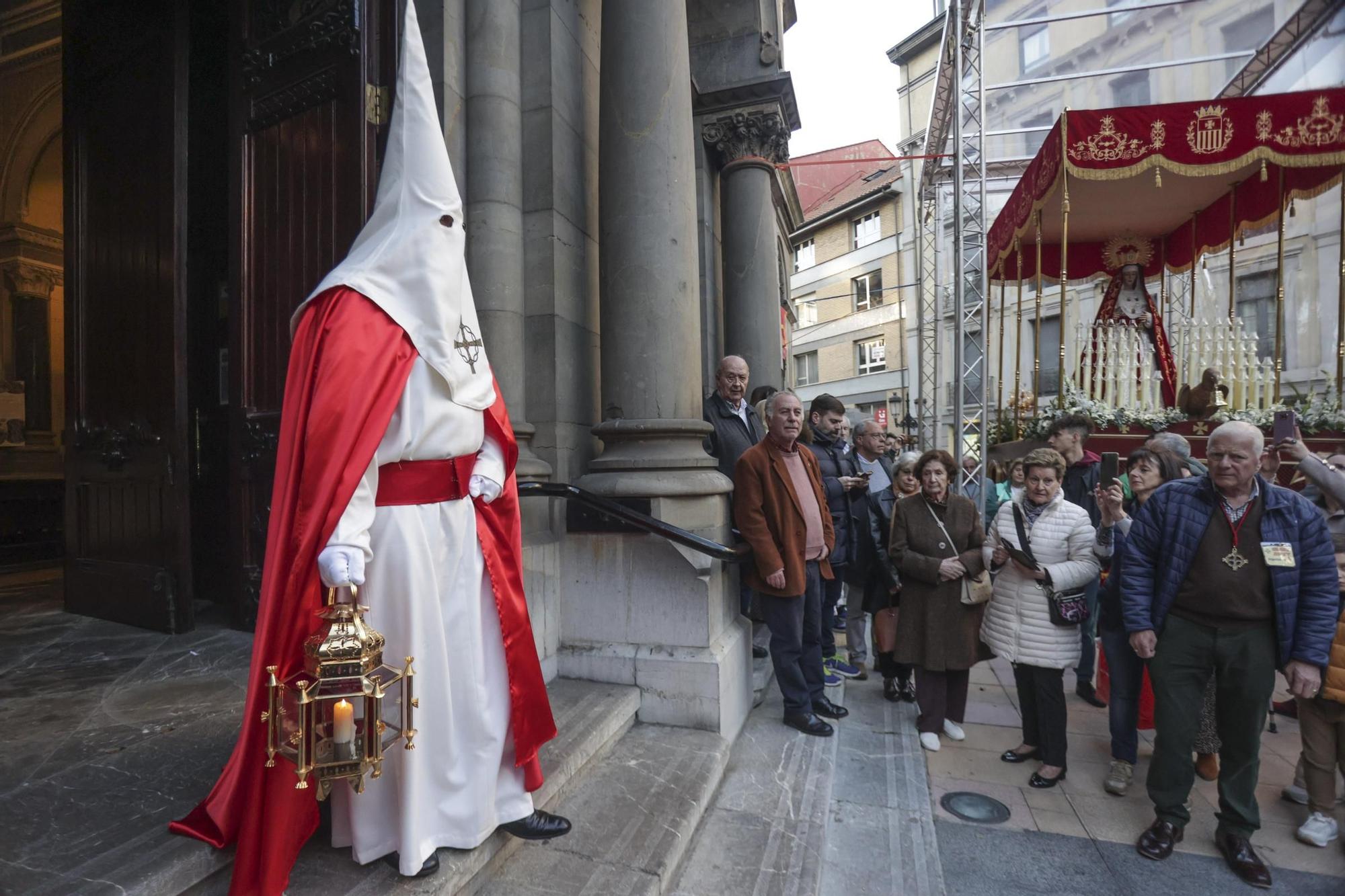 "Toda su vida fue maltratado y finalmente alguien miraba por él": las fotos de la procesión de Jesús Cautivo en Oviedo