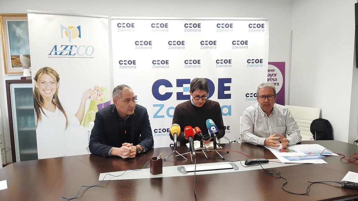 Emilio Fernández, Ruperto Prieto y Ángel Hernádez en la presentación de una campaña de apoyo a las empresas