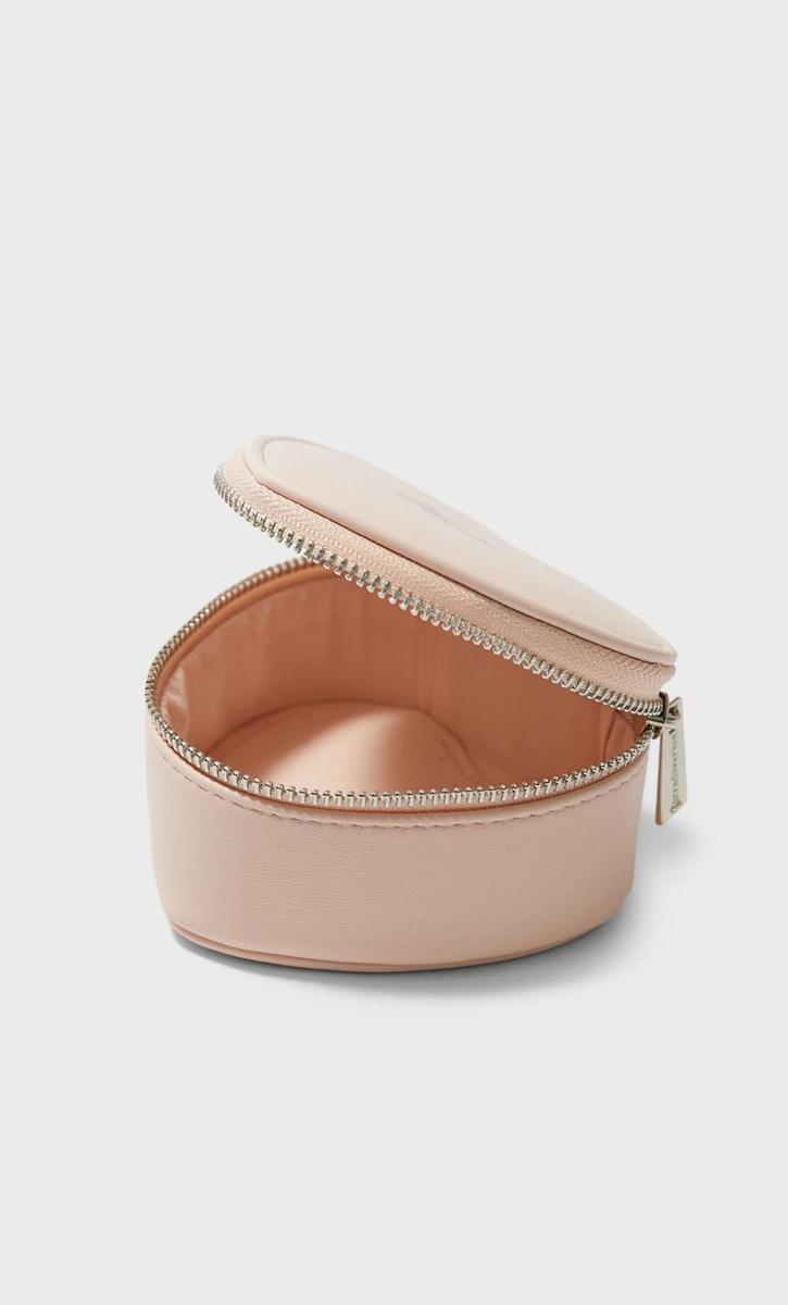 Joyero de viaje con forma de corazón de Stradivarius. (Precio: 7,99 euros)