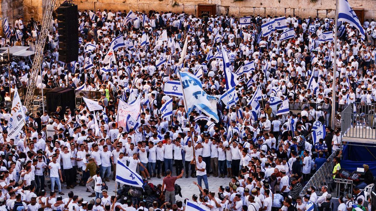 Colonos frente al Muro de las Lamentaciones, durante la Marcha de las Banderas, este jueves en Jerusalén.